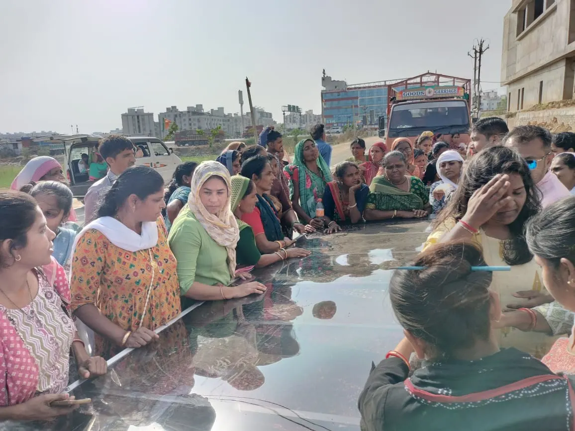 Women working on solar dehydration projects